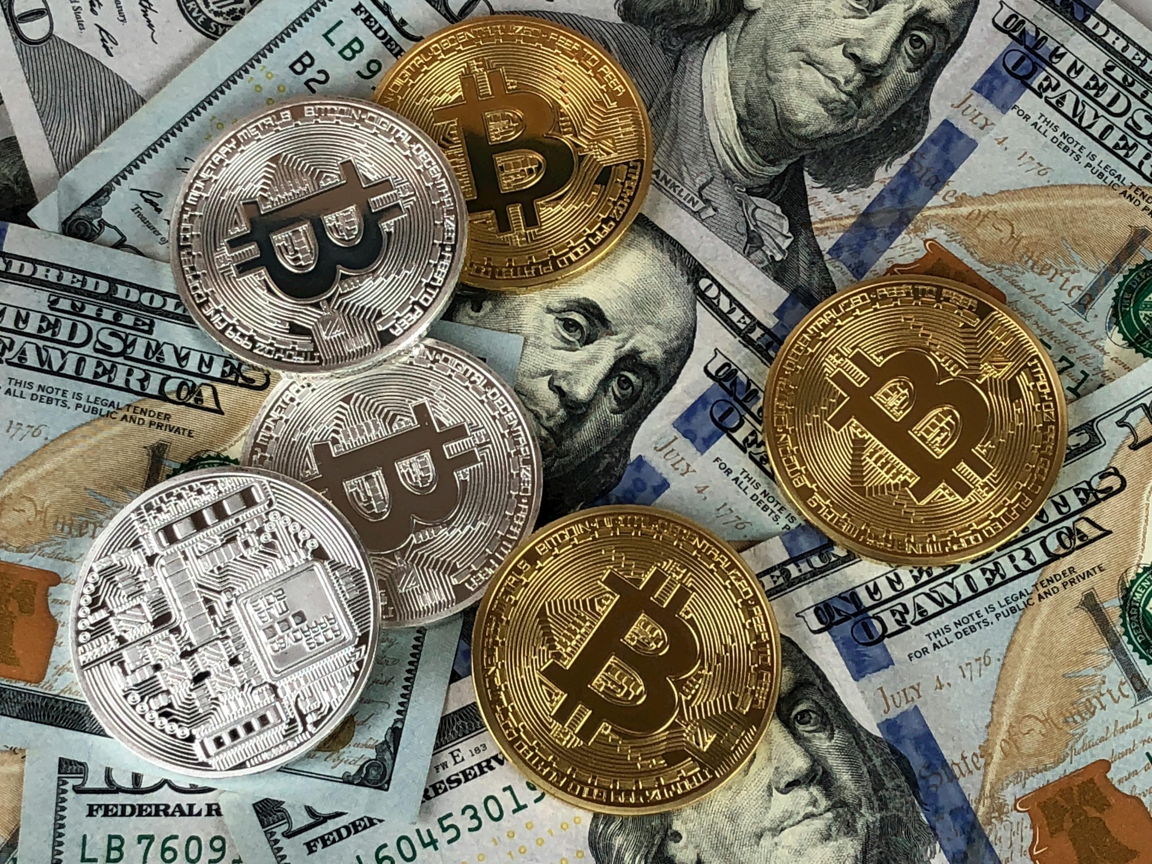 Bitcoin vs. Gold: The Driving Forces Behind Their Prices - Tavex Bullion